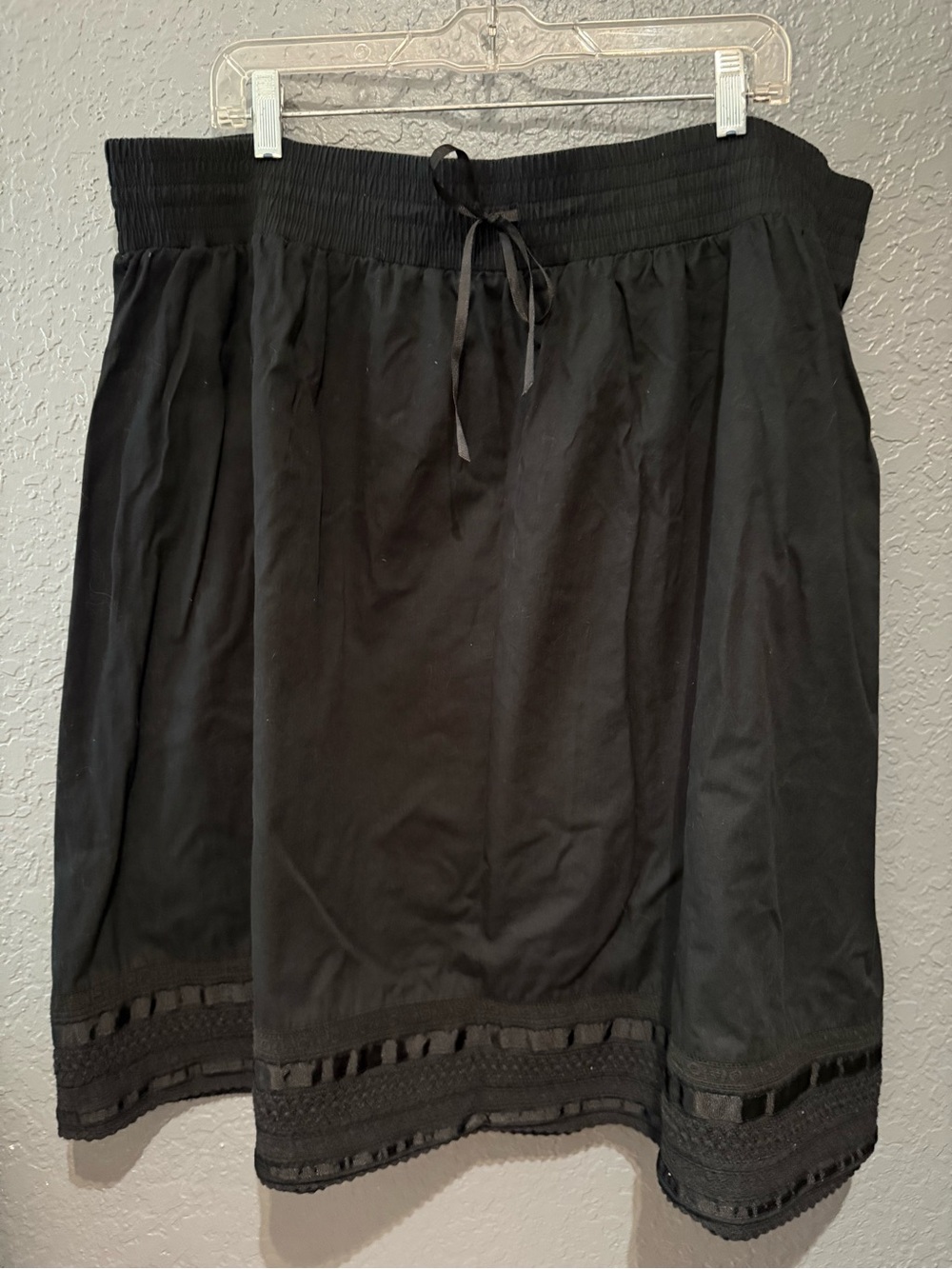 Avenue 18/20 Black Elastic Waist Skirt w/ embroidered lace Trim